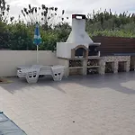 On An Olive Grove مزرعة للإقامة